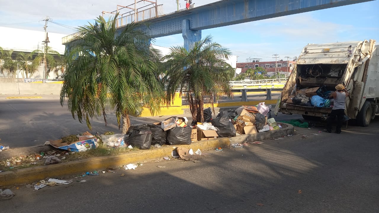 Detienen a tres por tirar basura en Acapulco