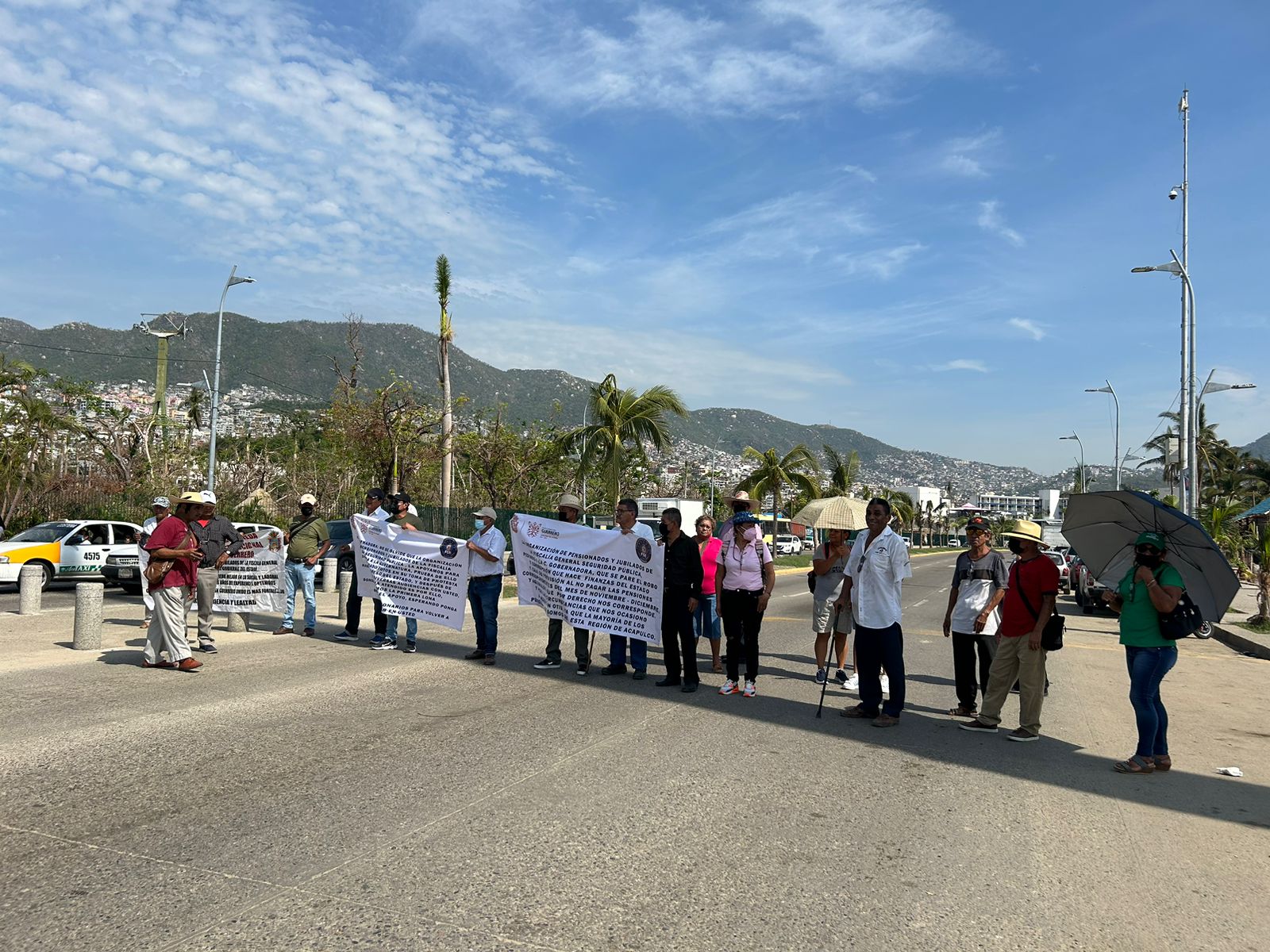 Bloquean jubilados de la FGE y SSP la Costera de Acapulco