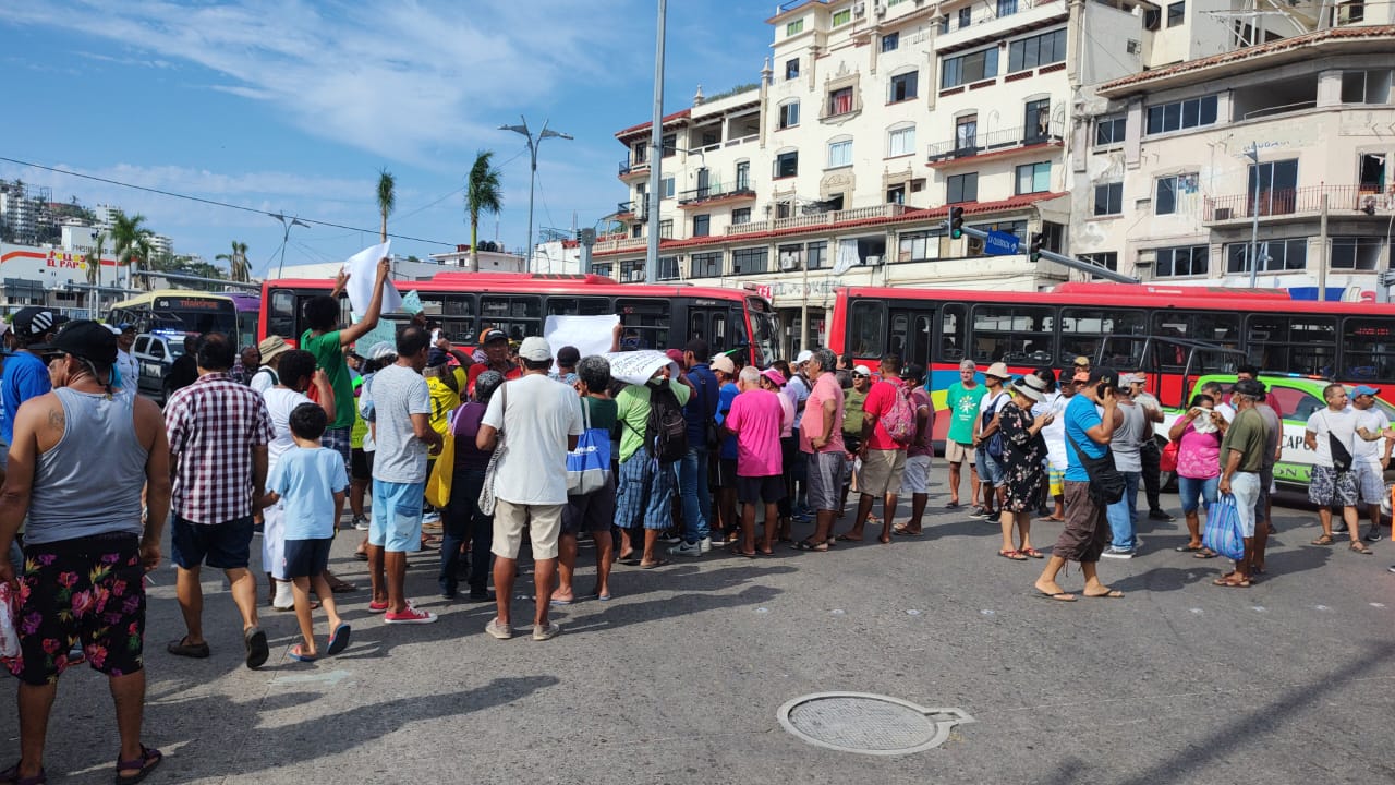 Con bloqueo en la Costera de Acapulco exigen pescadores pago de programa