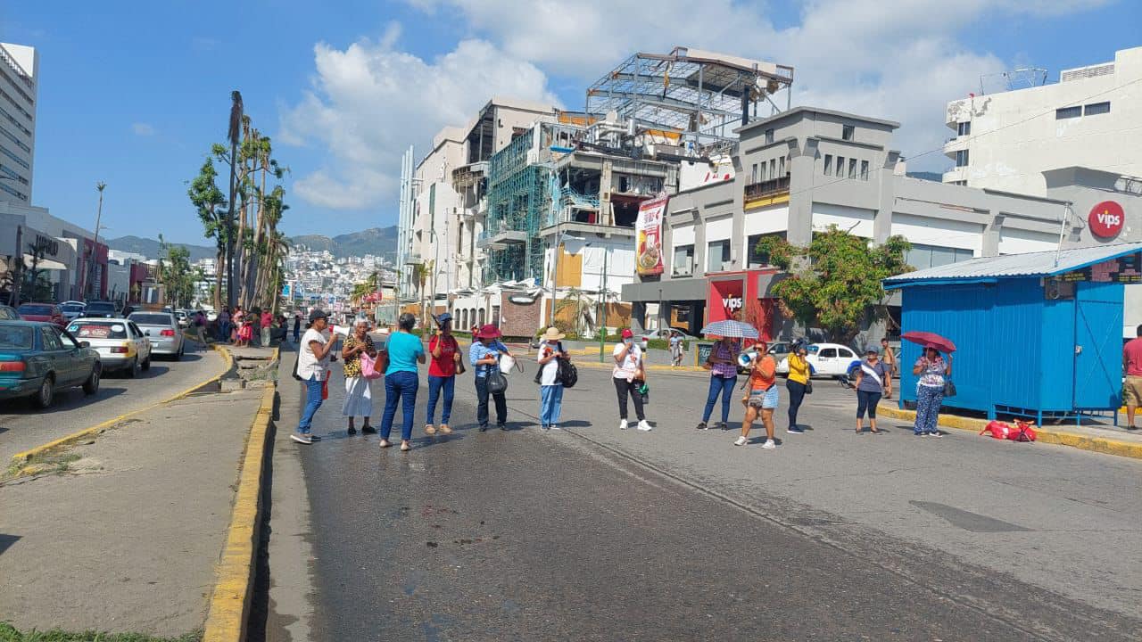 Bloqueo en La Diana: Jubilados del ISSSPEG exigen aguinaldo