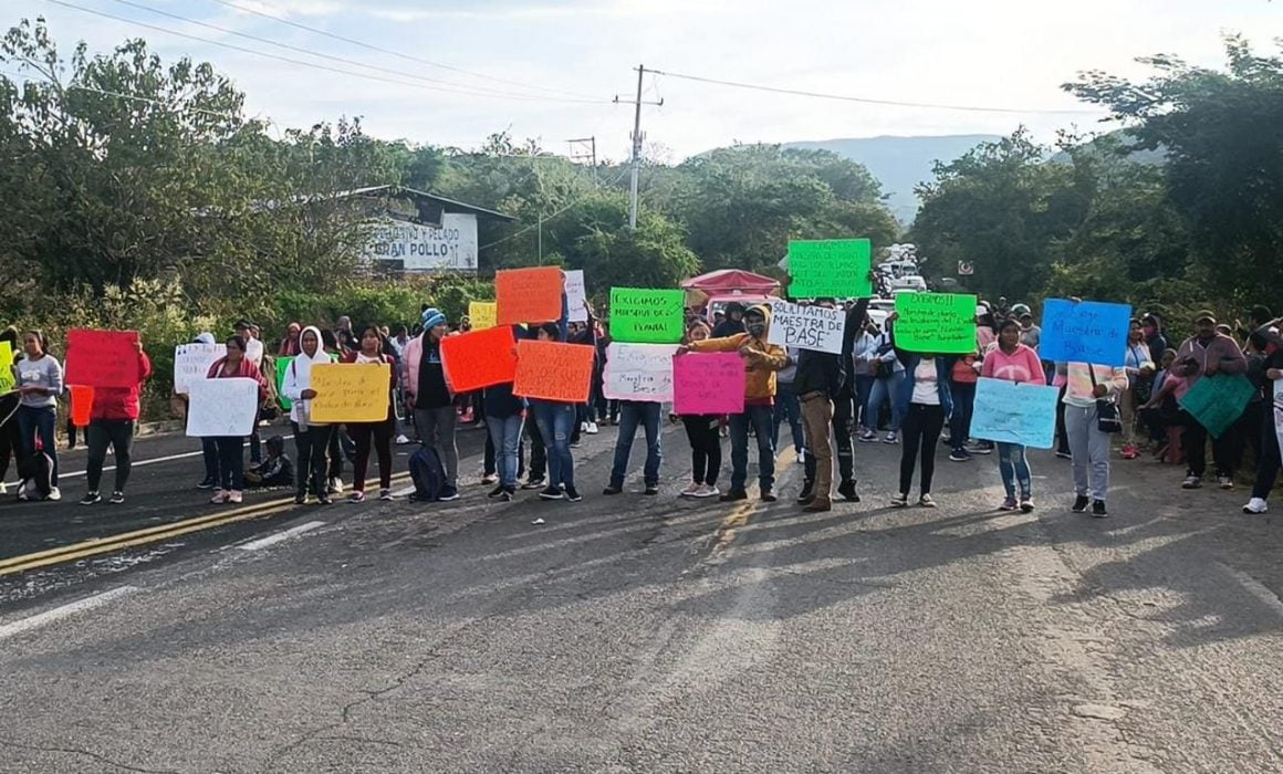 Bloqueo en Tixtla: Exigen maestros para un jardín de niños