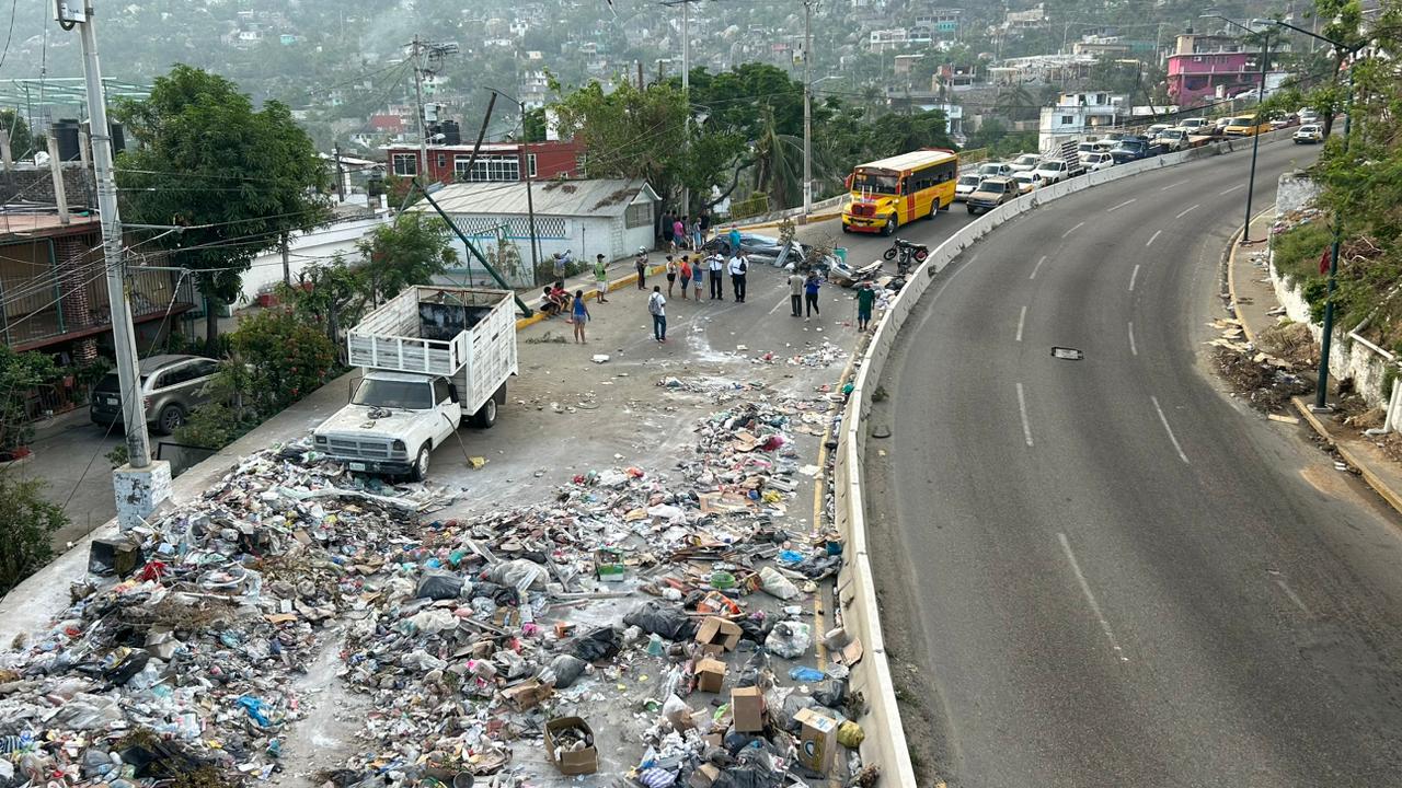 Bloquean vecinos de Los Lirios en Acapulco; exigen recolección de basura