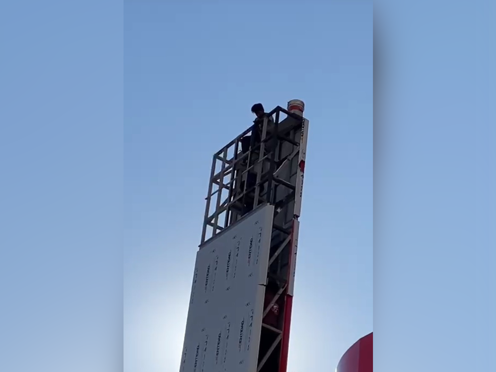 VIDEO: Borracho intenta saltar de letrero en Acapulco