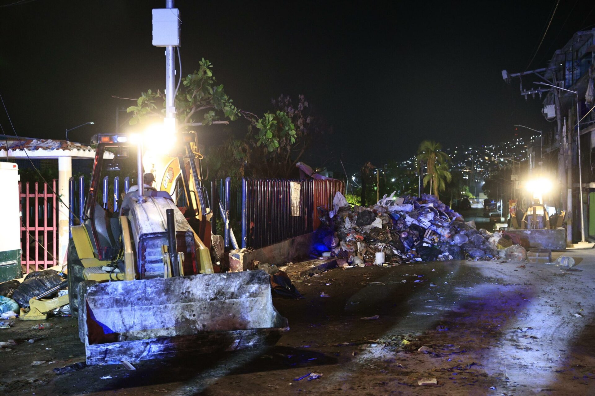 Agilizan recolección de residuos en Acapulco con jornada de limpieza nocturna