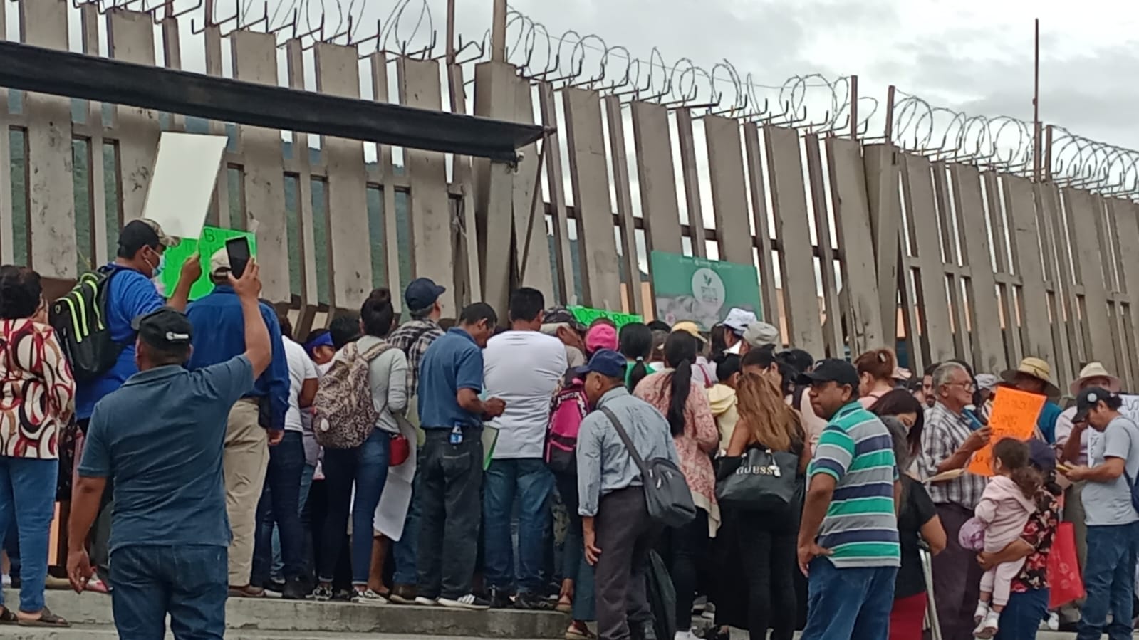 Protestan jubilados de la FGE y la SSP en Chilpancingo