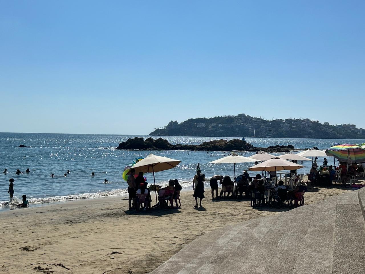 A sólo dos días de Navidad llegan pocos turistas a Acapulco
