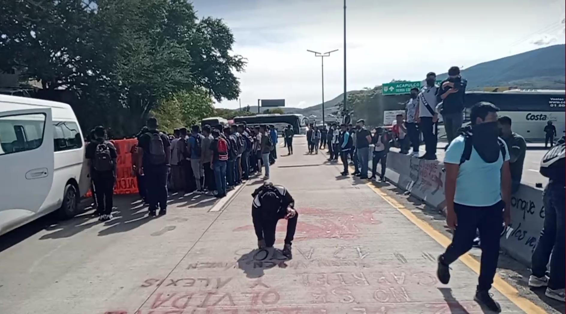 Bloquean normalistas de Ayotzinapa la Autopista del Sol