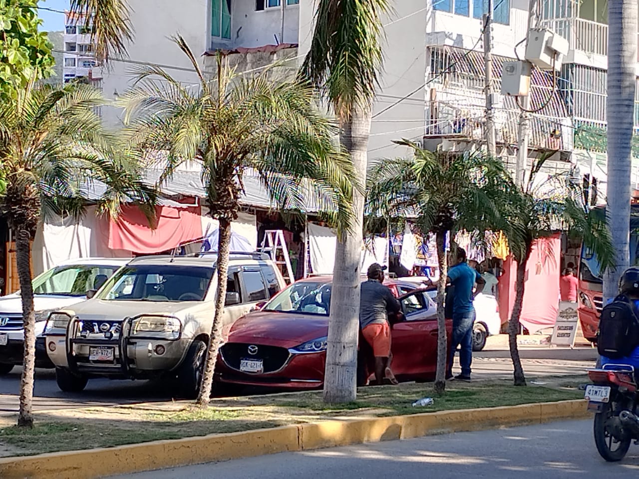 ¡Trafical! Chocan en la Cuauhtémoc, frente a Woolworth Cine Río