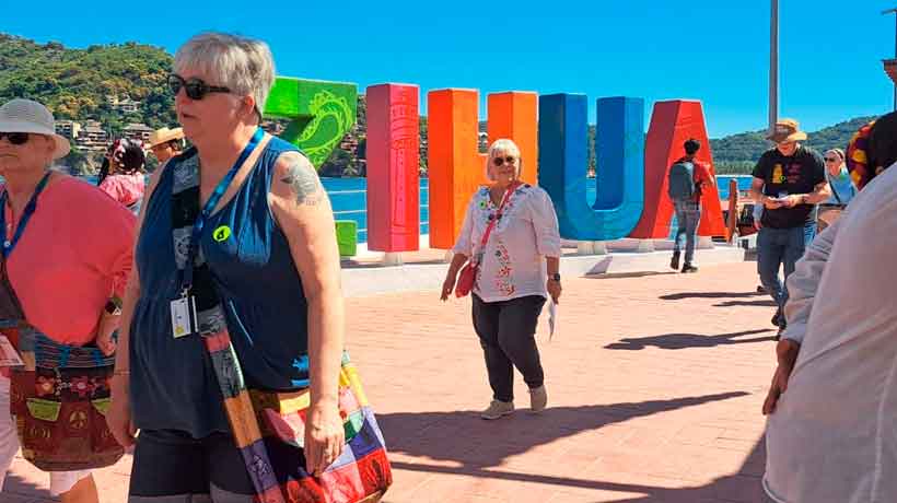 Llega el crucero Volendam con más de 2 mil pasajeros a playas de Zihuatanejo