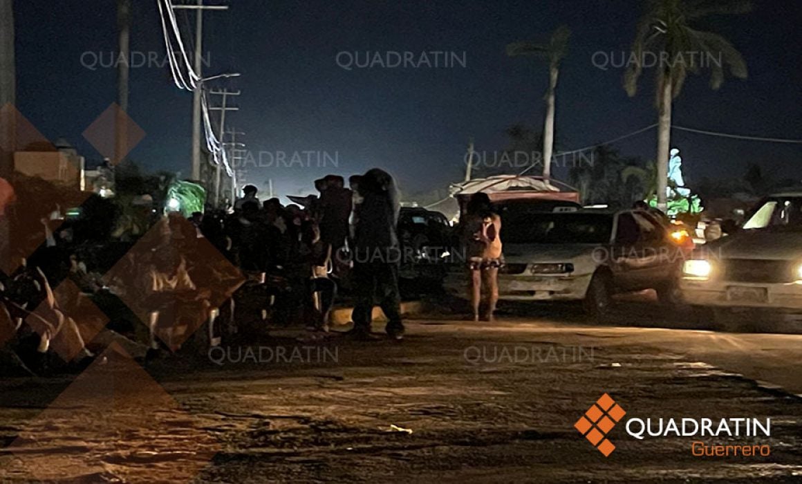 Damnificados por Otis duermen en la calle para recibir enseres