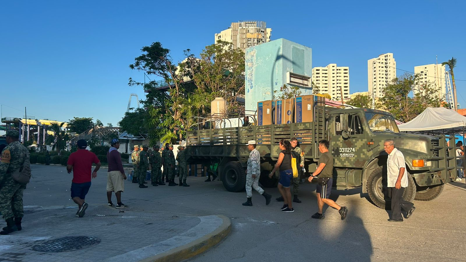 Ciudadanos denuncian mala organización de la SEDENA en la entrega de enseres