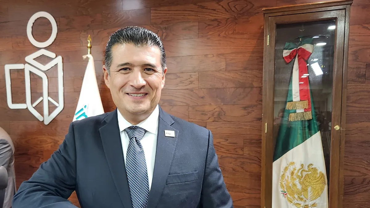 Adrián Alcalá es elegido nuevo presidente del INAI