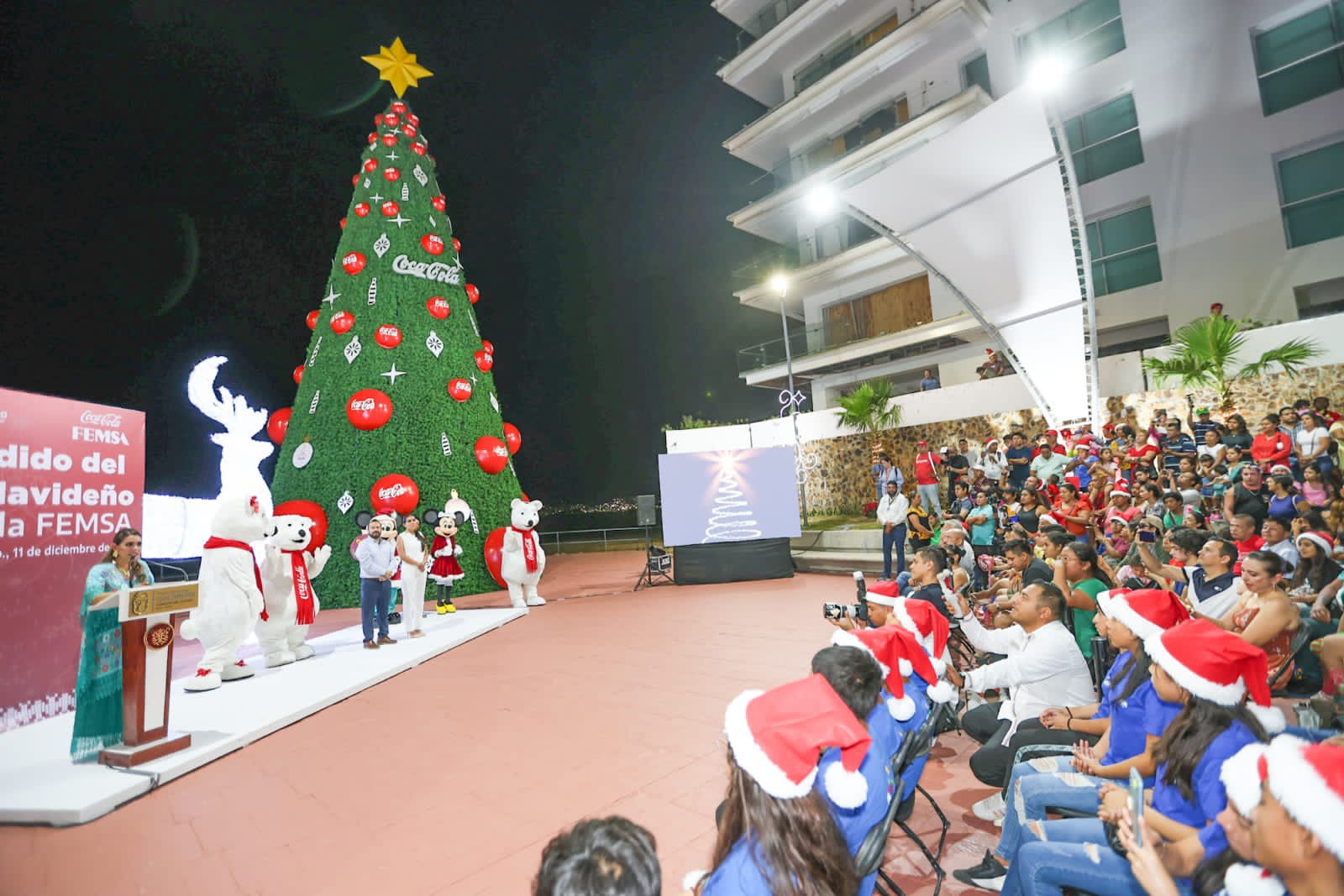 Evelyn Salgado asiste a encendido de árbol navideño de FEMSA