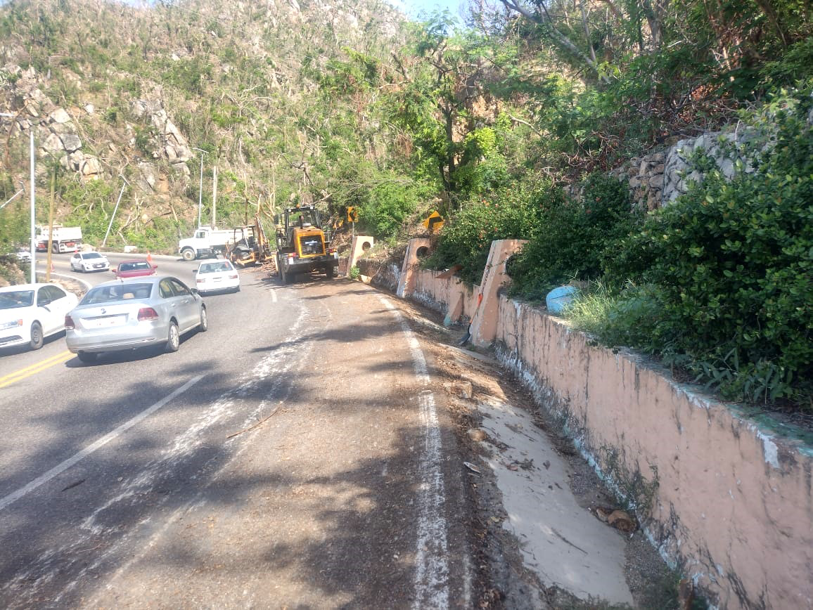 CICAEG realiza trabajos de reparación en avenida Escénica de Acapulco