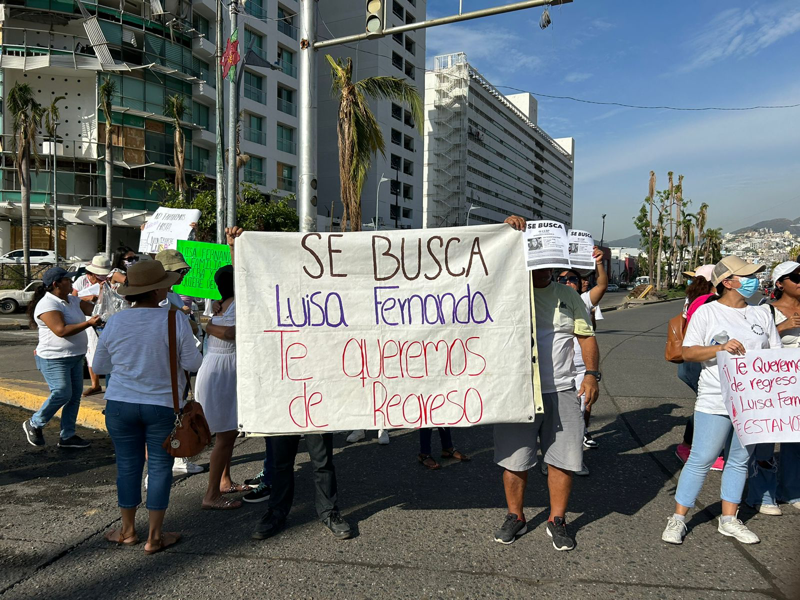 Familiares de joven desaparecida bloquean glorieta de la Diana en Acapulco