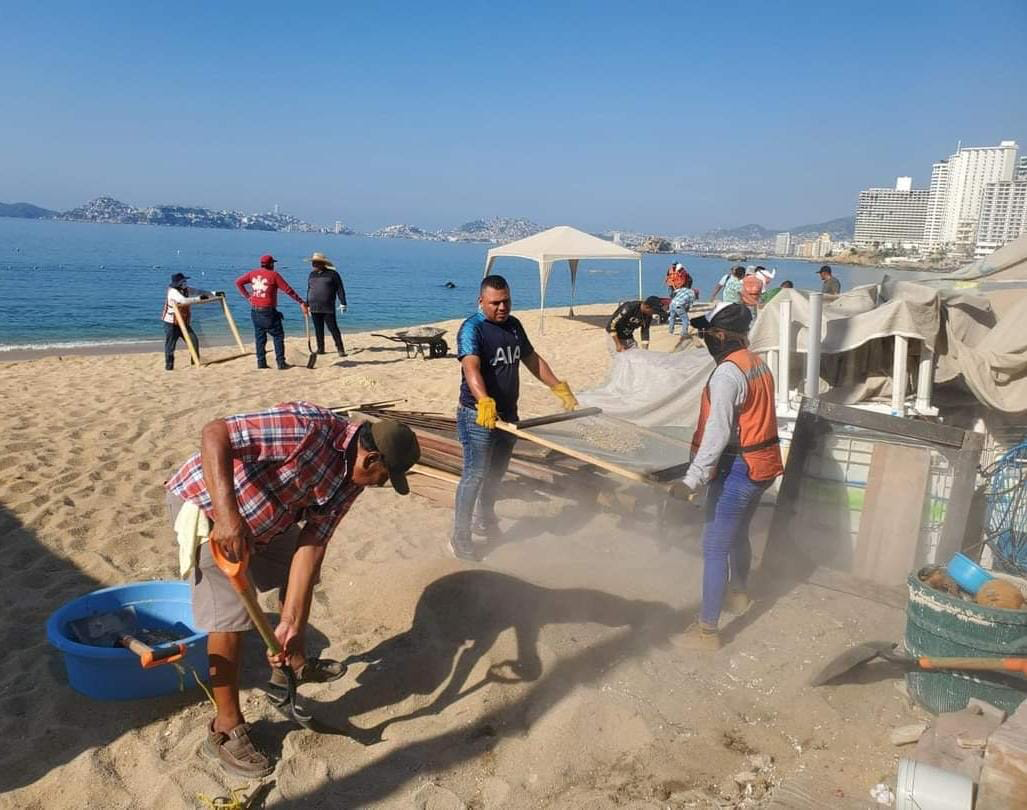 Realizan operativo de limpieza de playa en zona Dorada de Acapulco