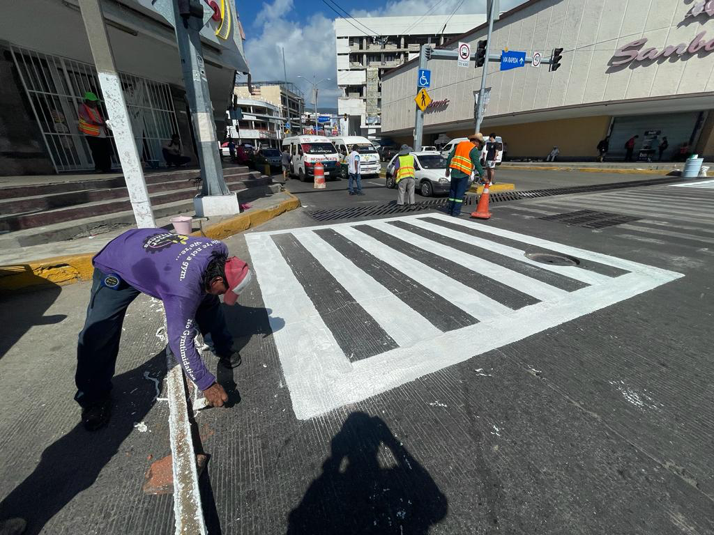 Gobierno municipal de Acapulco pinta lineas peatonales en Barra Vieja