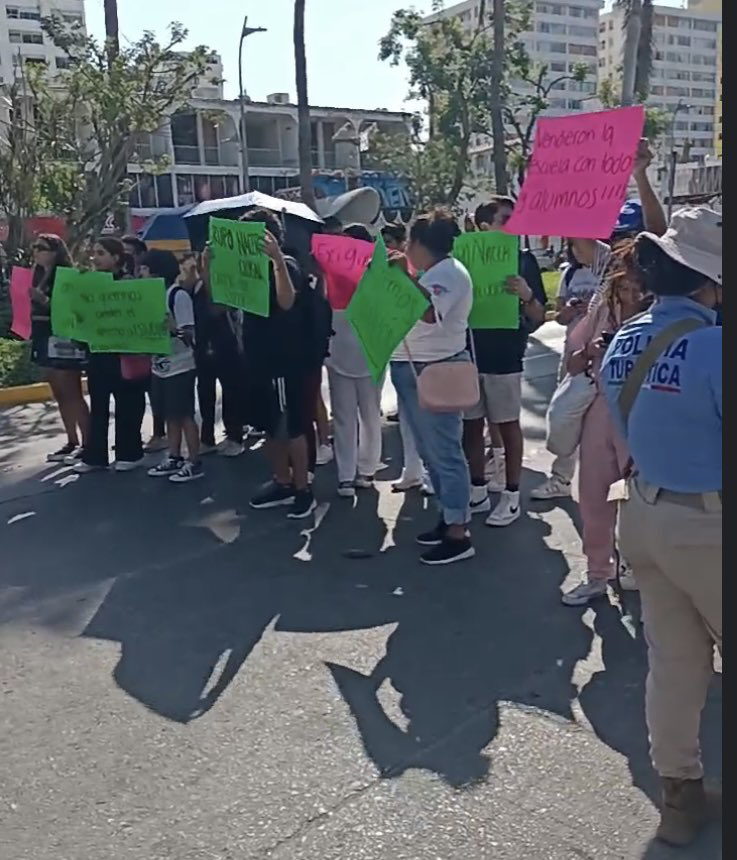 Alumnos de Universidad Americana bloquean Costera Miguel Alemán