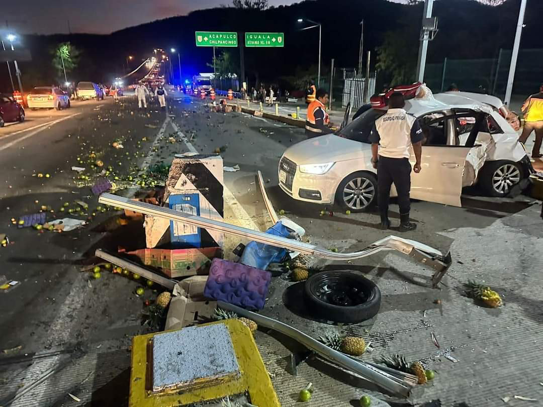 Tráiler sin frenos impacta contra caseta de cobro de Paso Morelos