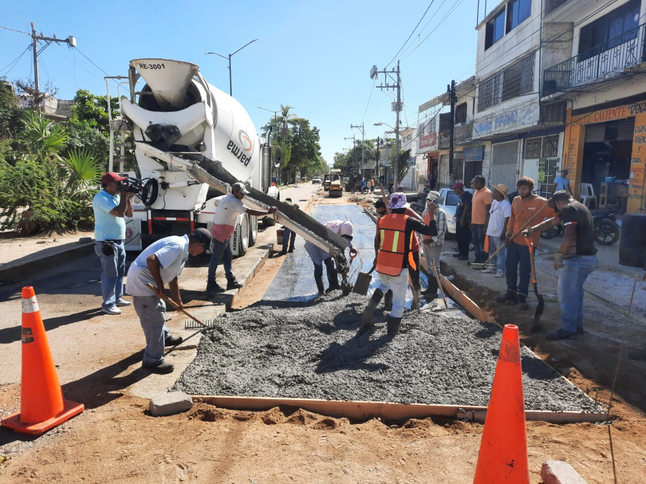 Gobierno de Acapulco realiza bacheo en Ciudad Renacimiento