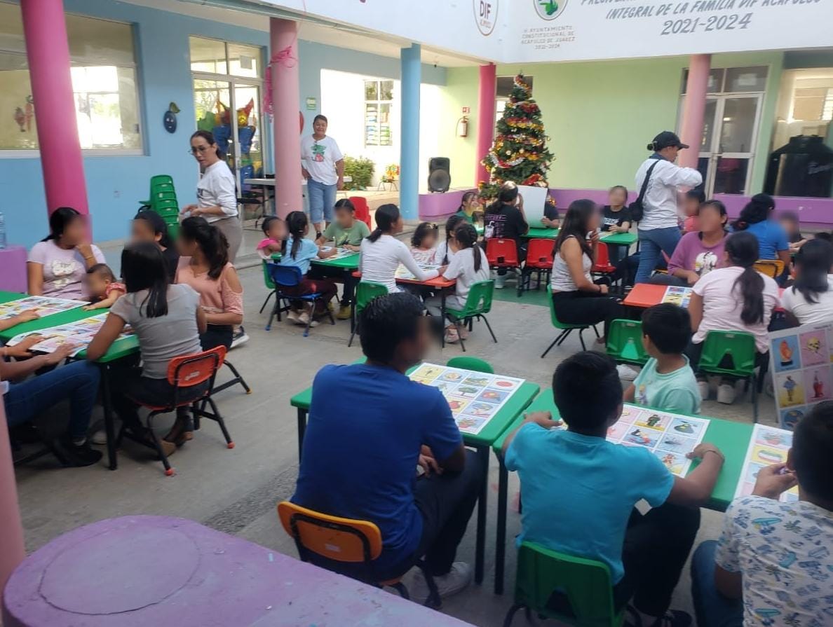 Asociaciones civiles entregan juguetes a niños de Villas DIF Acapulco 