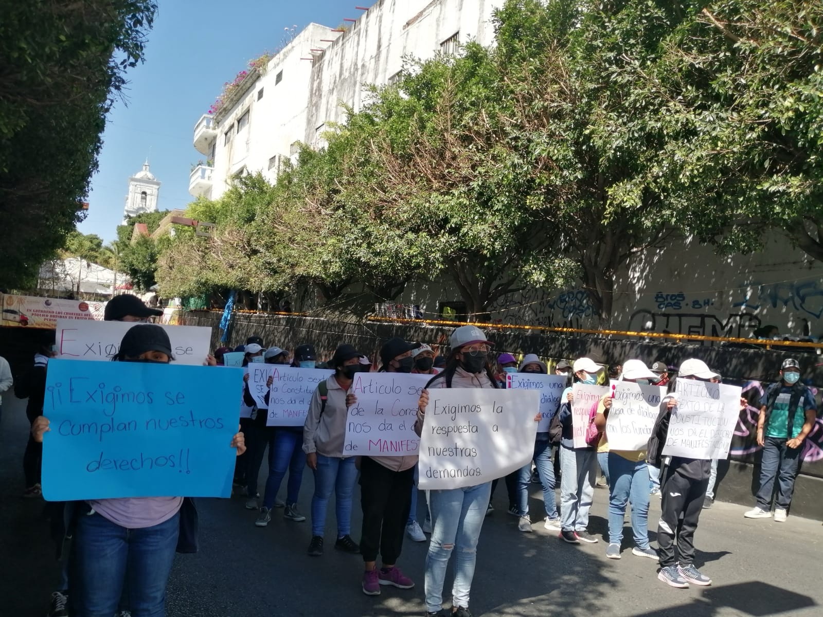 Normalistas cierran calles de Chilpancingo