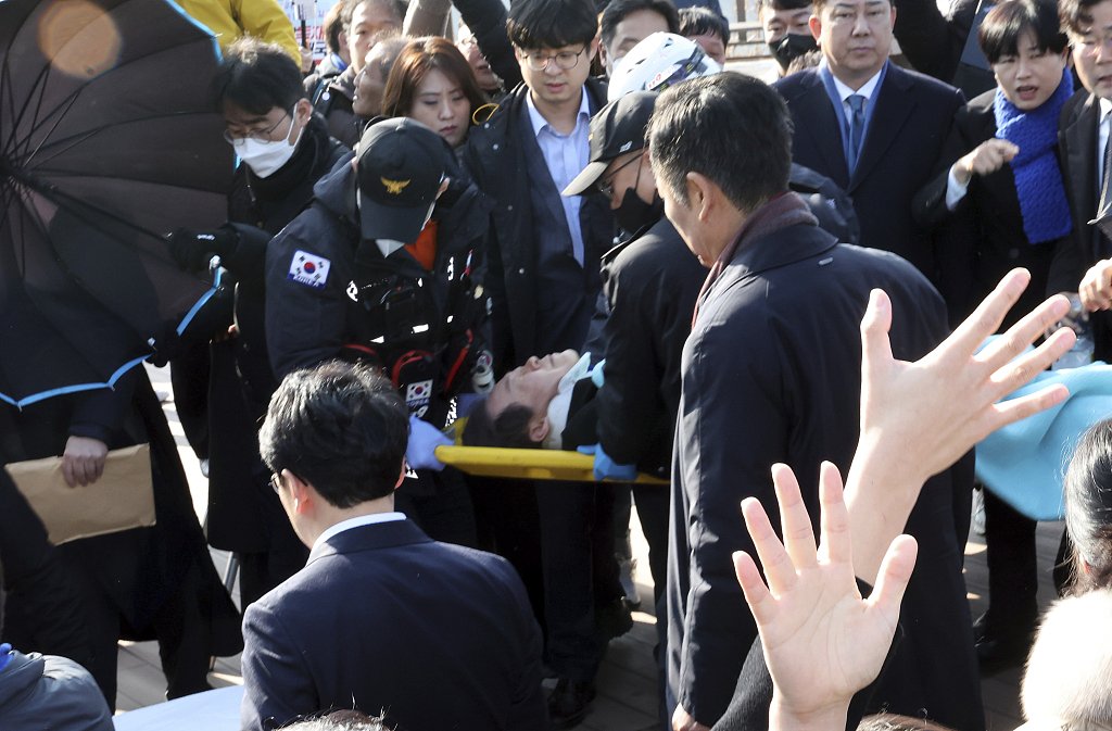 Apuñalan a líder opositor de Corea del Sur ante periodistas