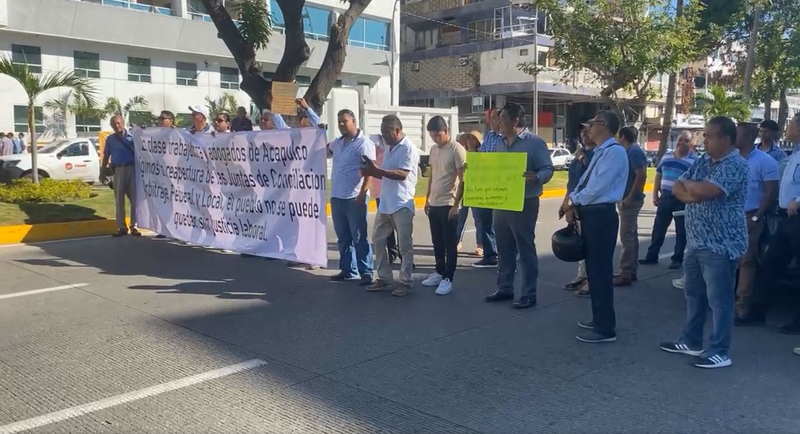 Con bloqueo en la Costera de Acapulco exigen reactivación de Conciliación y Arbitraje