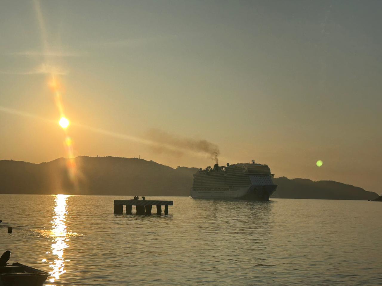 Llega a Acapulco el Norwegian Bliss, primer crucero después del huracán Otis