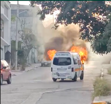 Reportan incendio de camioneta atrás de Palacio de Gobierno de Chilpancingo
