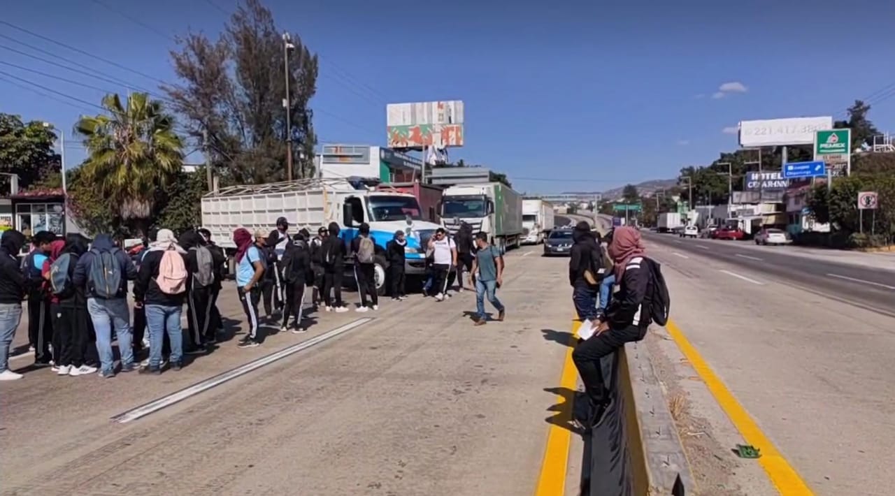 Con volanteo en Chilpancingo exigen normalistas transparencia en el Caso Ayotzinapa