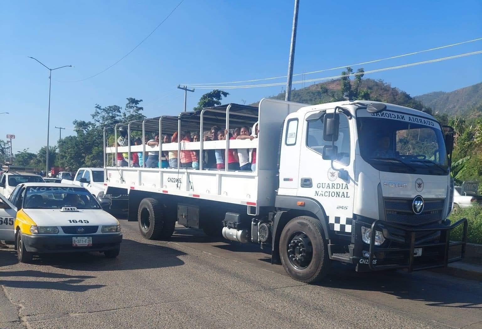 Ante escasez de transporte usuarios se trasladan en vehículos de la GN en Acapulco