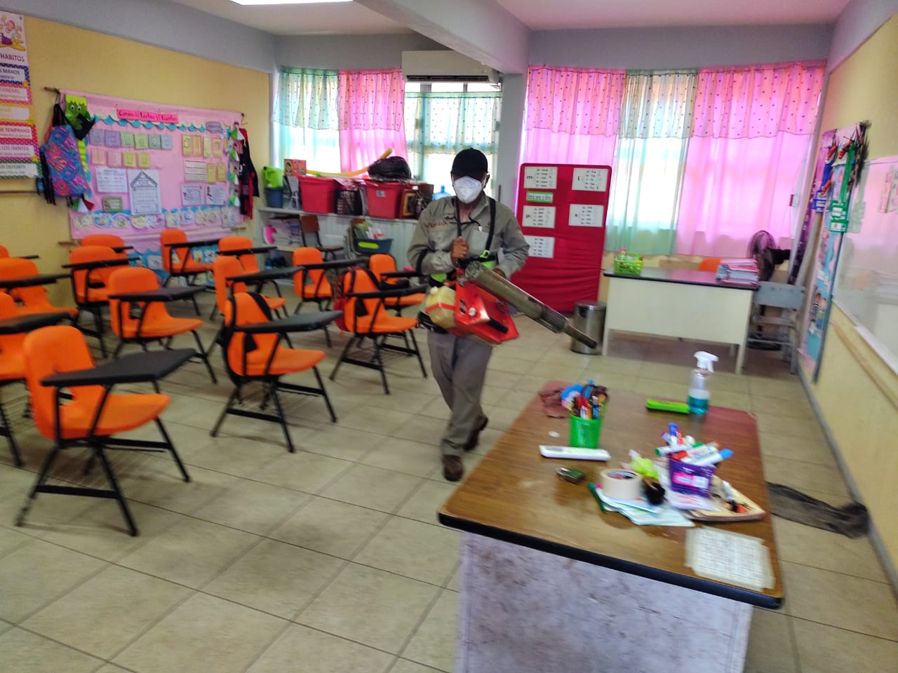 Fumigan escuelas de Acapulco para prevenir casos de dengue
