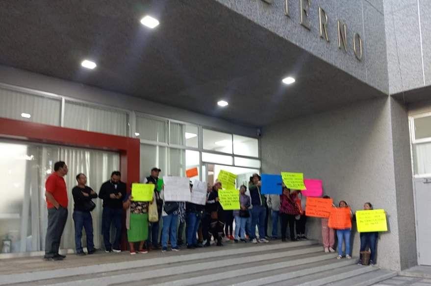 Toman trabajadores de partidos políticos oficinas de Sefina en Chilpancingo