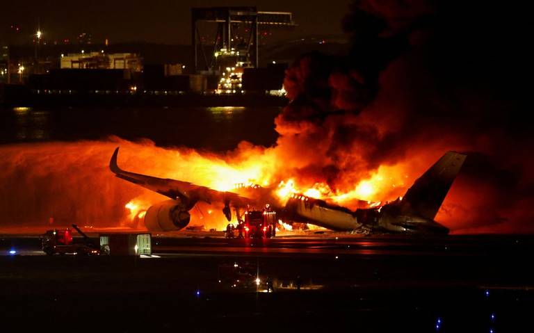 Chocan aviones en el Aeropuerto de Japón; cinco personas murieron