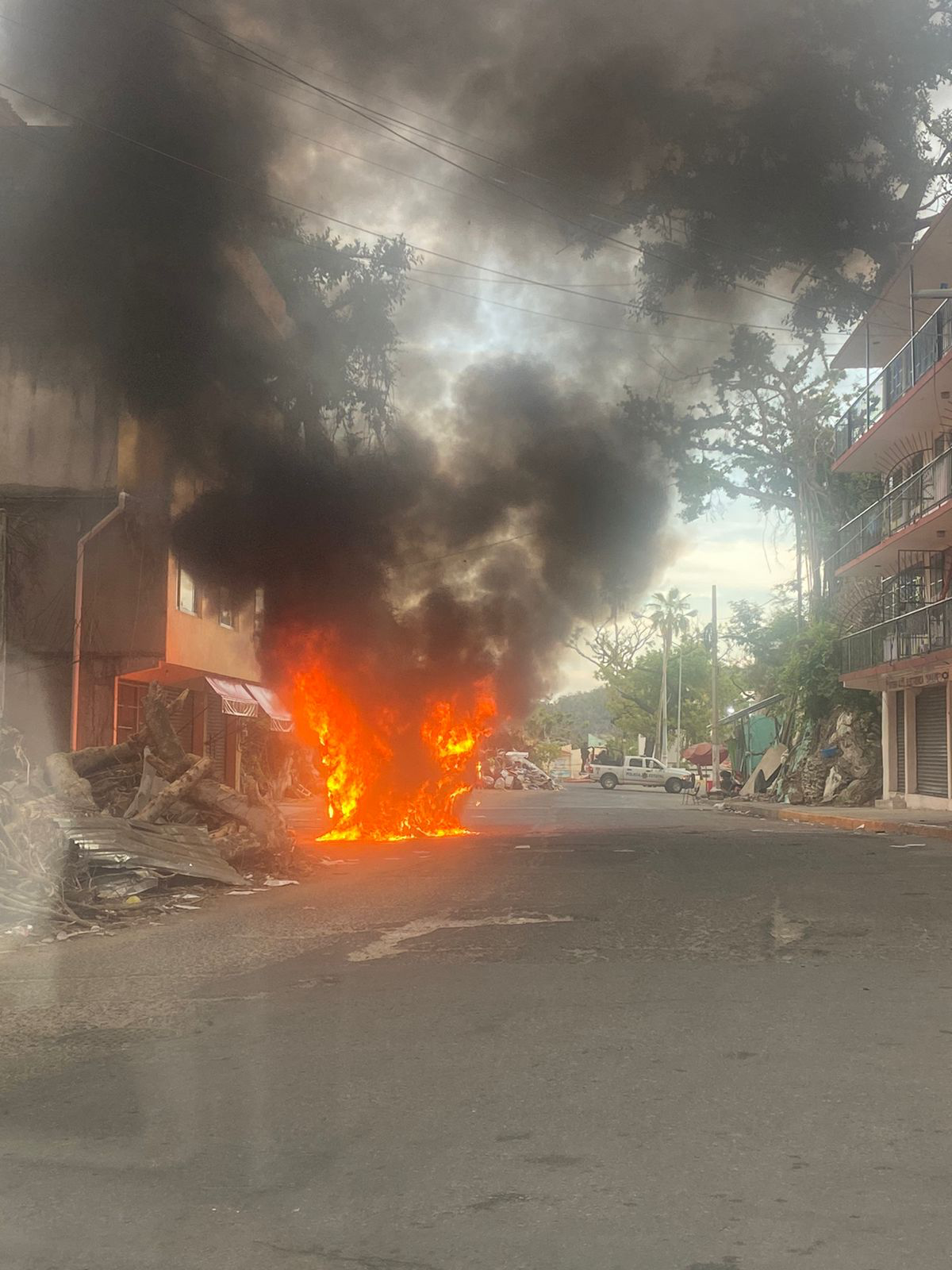 Incendian camioneta de transporte público en Acapulco