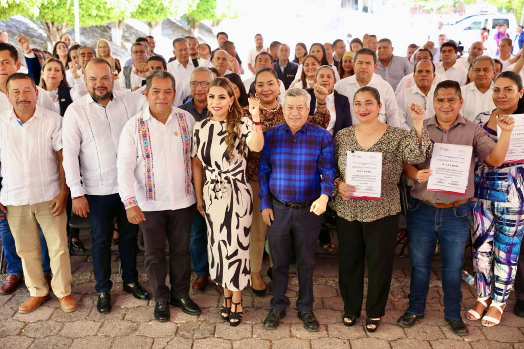 Evelyn Salgado entrega estímulos salariales a maestros