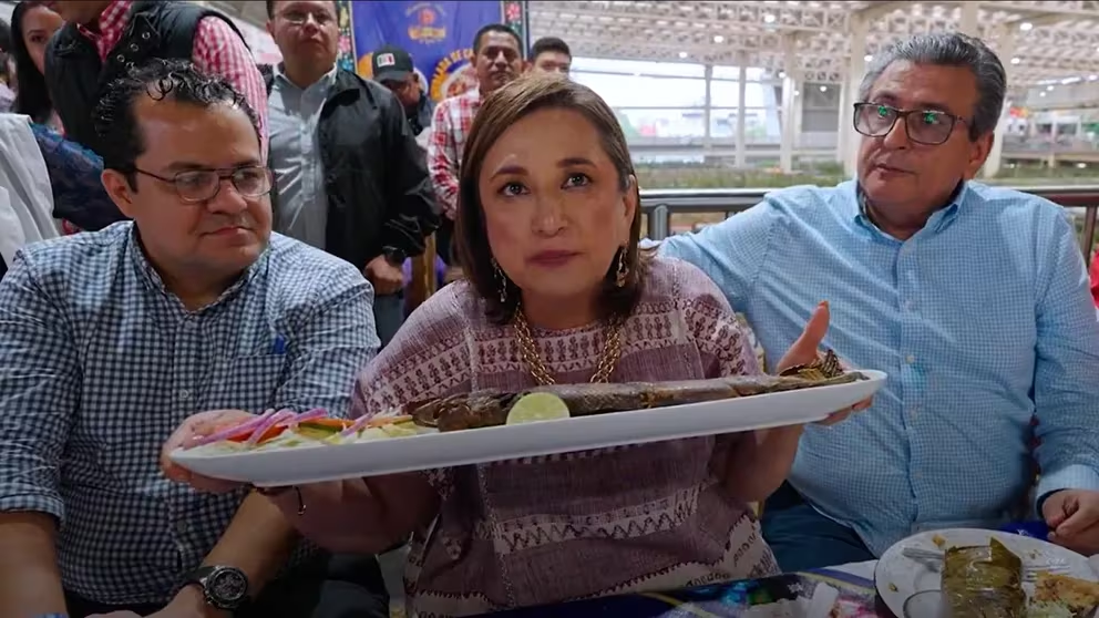 Xóchitl Gálvez visita Tabasco y para burlarse de AMLO come pejelagarto