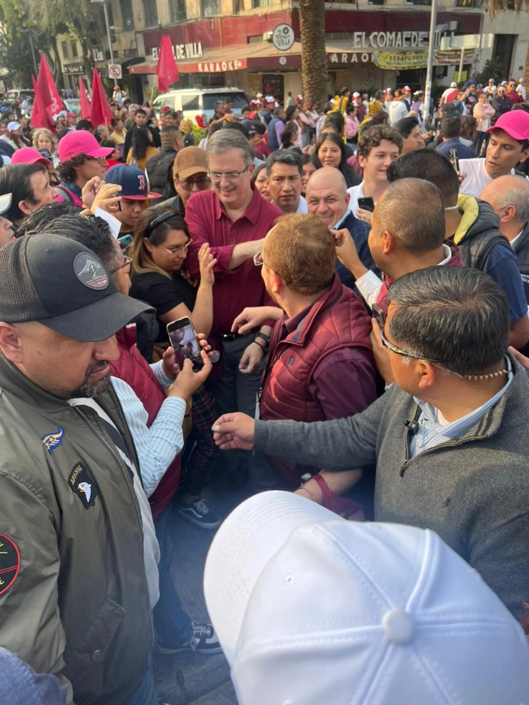 Marcelo Ebrard es visto en el cierre de precampaña de Sheinbaum