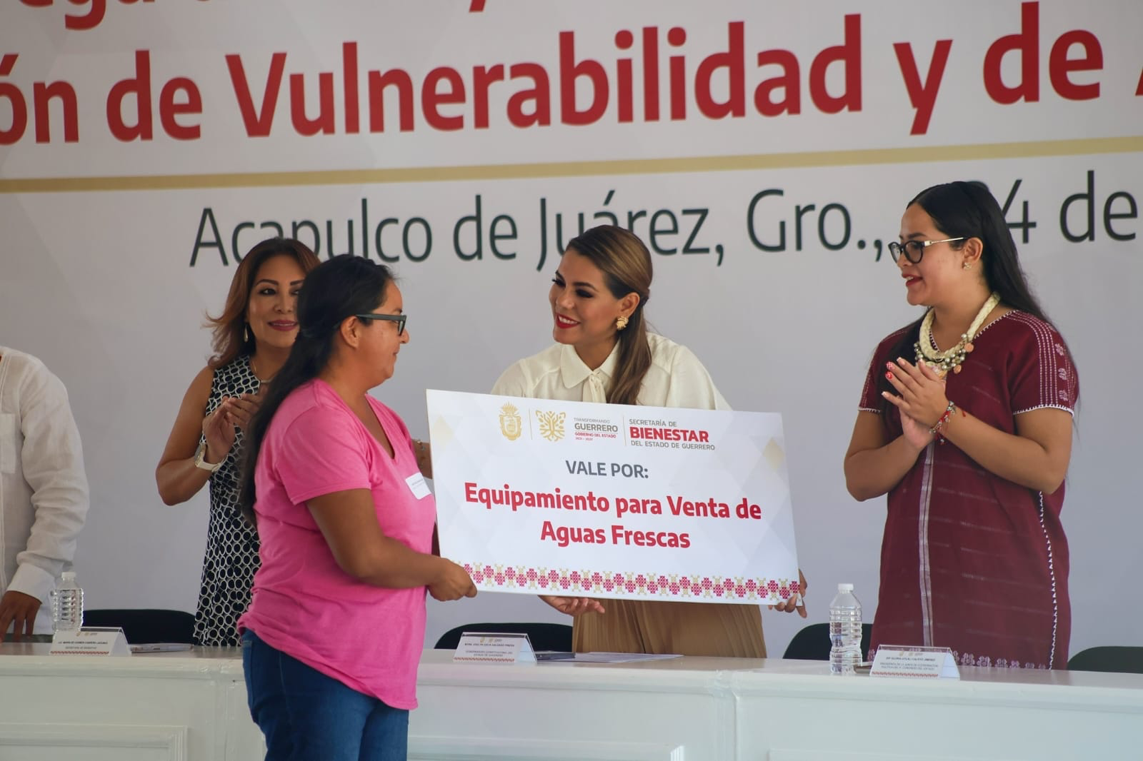 Evelyn Salgado entrega apoyos a Mujeres en Situación de Vulnerabilidad