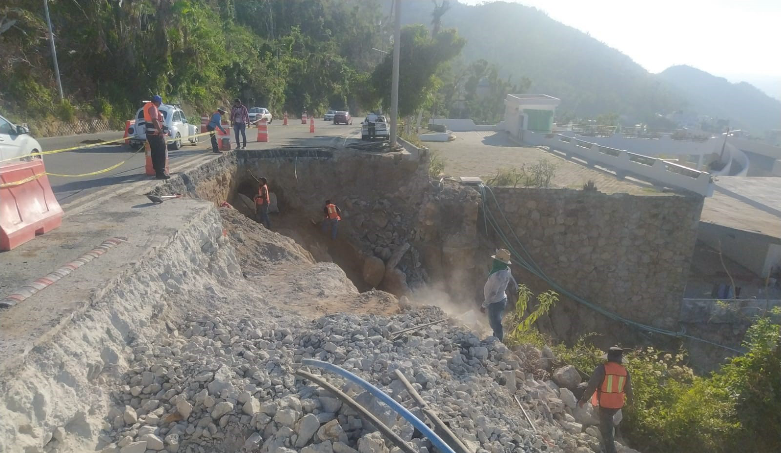 Continúan obras de reparación de socavón en la avenida Escénica de Acapulco