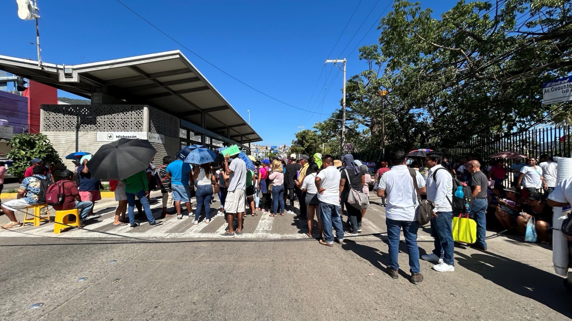 Presuntos damnificados de por Otis bloquean Avenida Cuauhtémoc