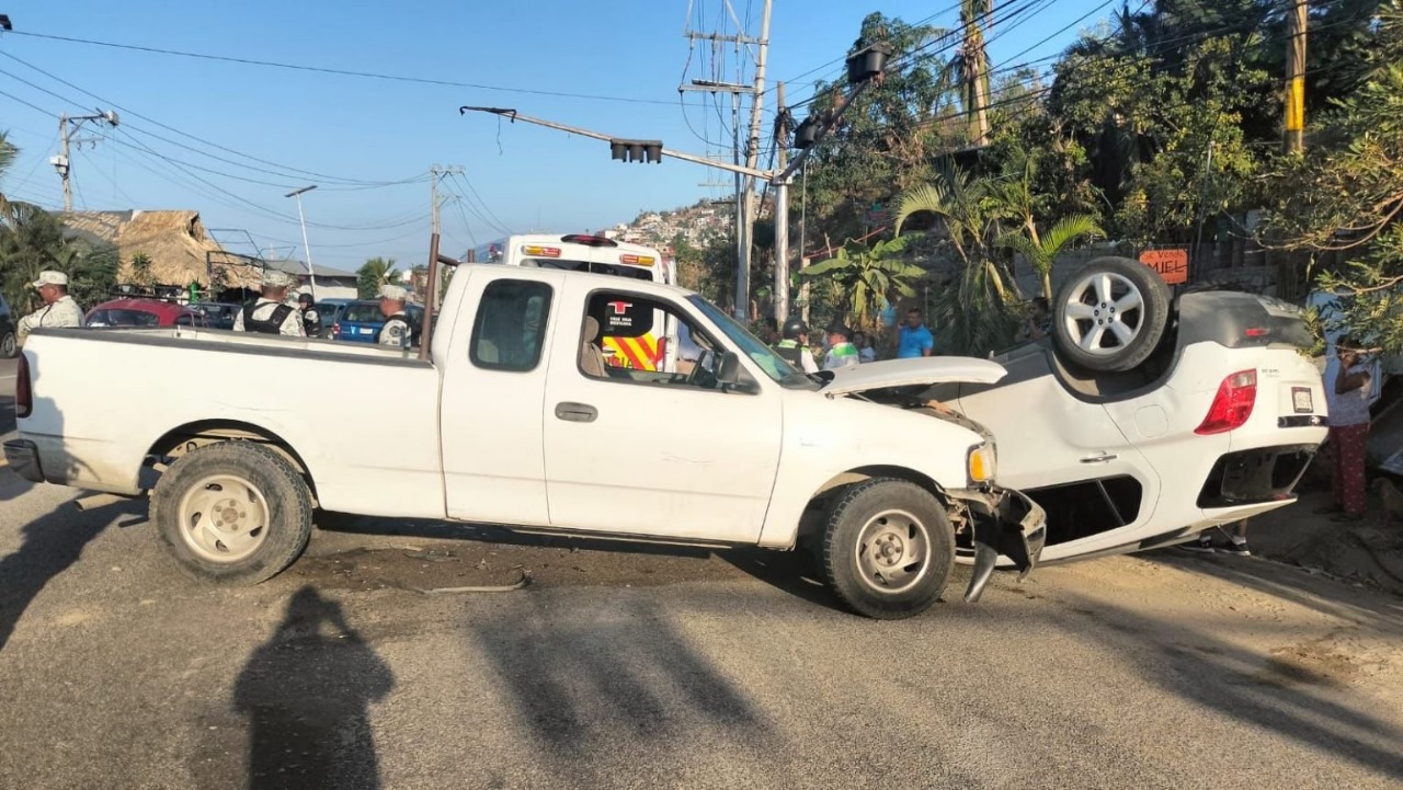 Accidente en la Acapulco-Zihuatanejo deja dos lesionados
