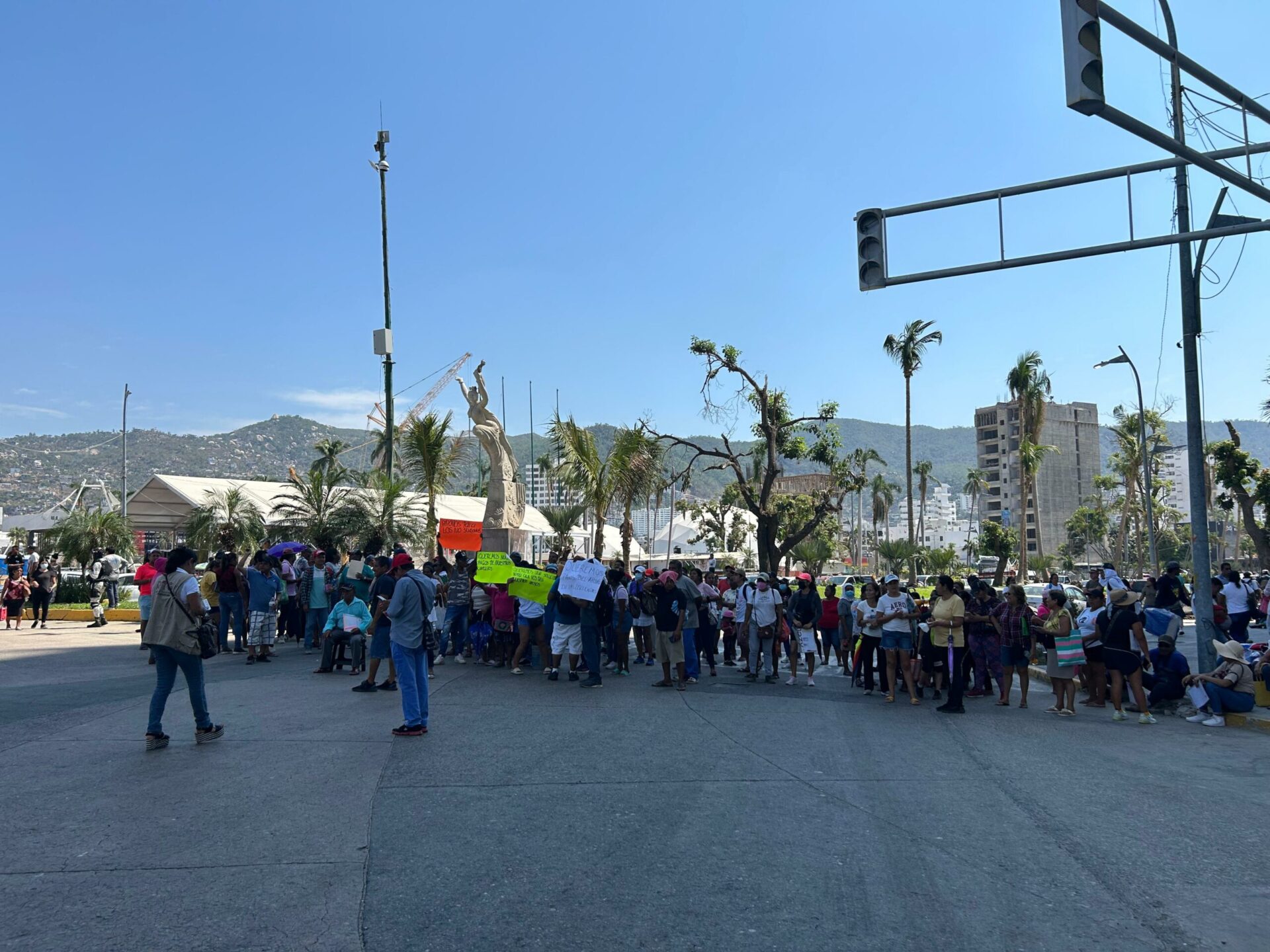 Con bloqueo en la Costera de Acapulco afectados por Otis exigen apoyos