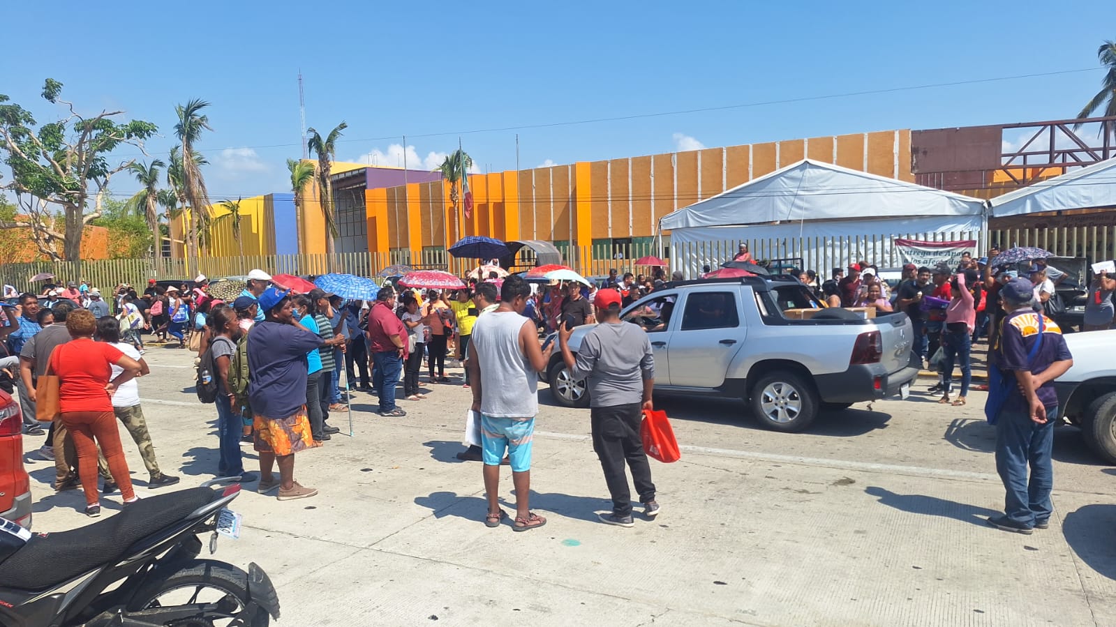 Instalan no censados bloqueo frente al CRIT de Acapulco