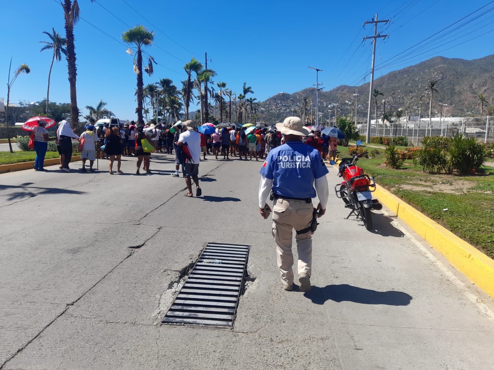 Bloquean prestadores de servicios el bulevar de Las Naciones en Acapulco