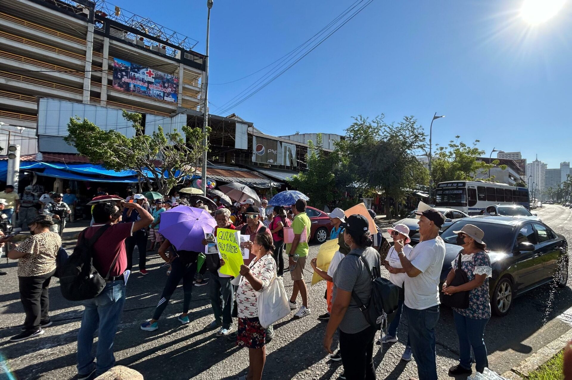 Bloquean afectados por Otis la Costera de Acapulco