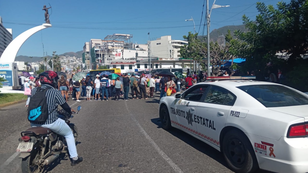 Policía Estatal implementa operativo vial ante bloqueo en Costera de Acapulco