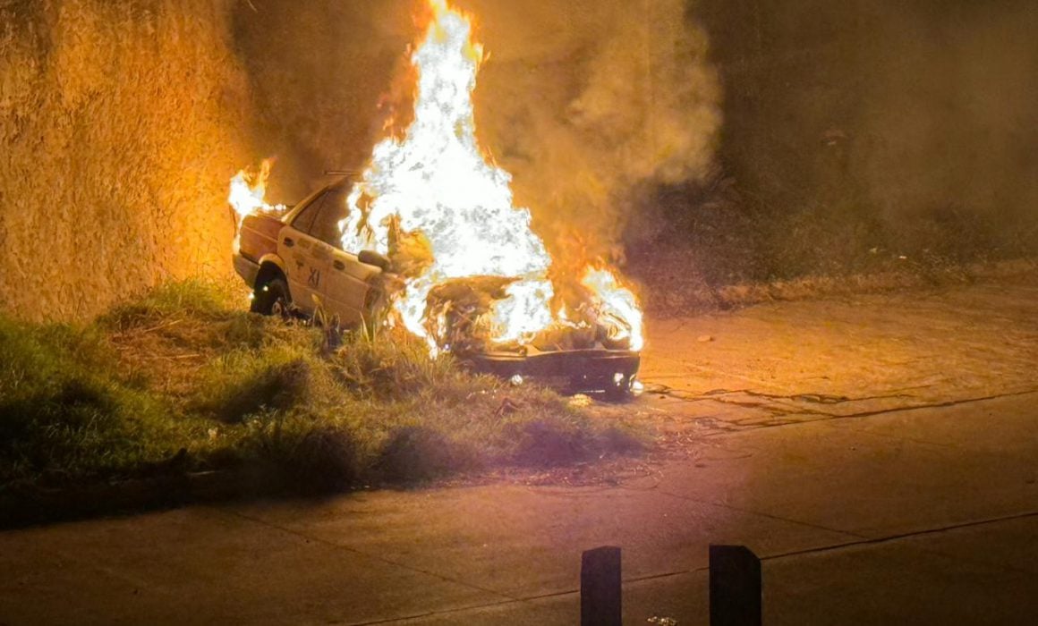 Incendian dos taxis durante la madrugada en Chilpancingo