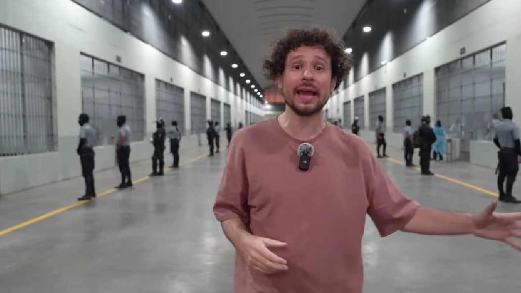 Luisito Comunica provoca controversia con visita a la megacárcel de Bukele